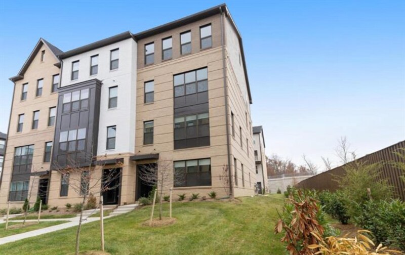 5032 Longmire Wy in Chantilly, VA - Building Photo