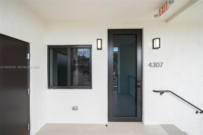 4307 E 8th Ct in Hialeah, FL - Building Photo - Building Photo