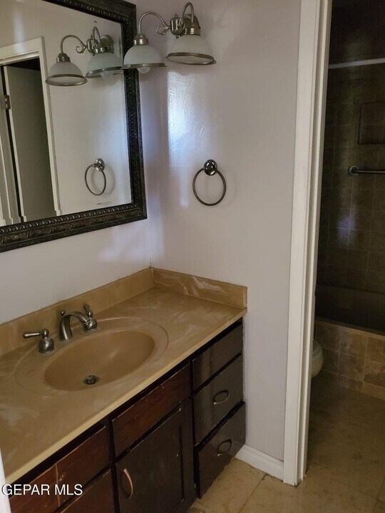 4800 N Stanton St in El Paso, TX - Building Photo
