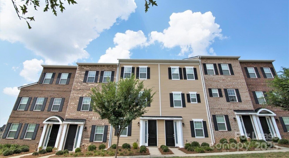 10154 Enniscrone Rd in Pineville, NC - Building Photo