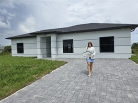 821 Bell Blvd S in Lehigh Acres, FL - Building Photo