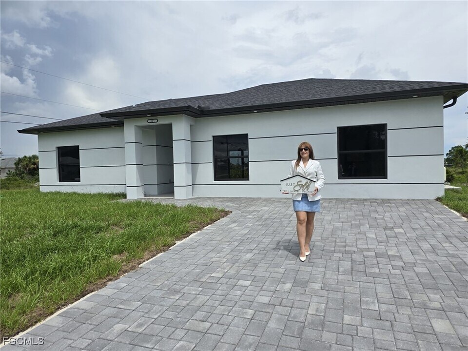 821 Bell Blvd S in Lehigh Acres, FL - Building Photo