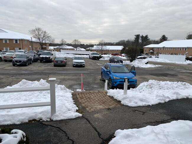 105 Elmwood Dr in Hudson, NH - Foto de edificio - Building Photo