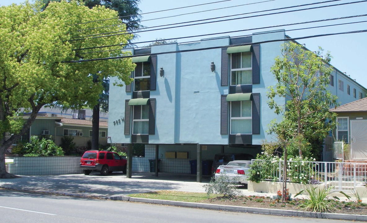 383 W Alameda Ave in Burbank, CA - Building Photo