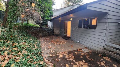 7025-7025 SW Canyon Rd in Portland, OR - Building Photo - Building Photo