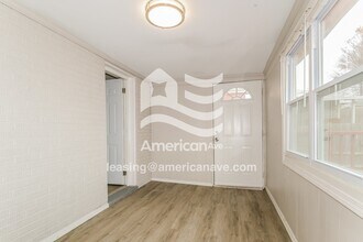 2370 S Milton Ave in Overland, MO - Foto de edificio - Building Photo