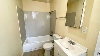 2343 Market St in Oakland, CA - Foto de edificio - Building Photo