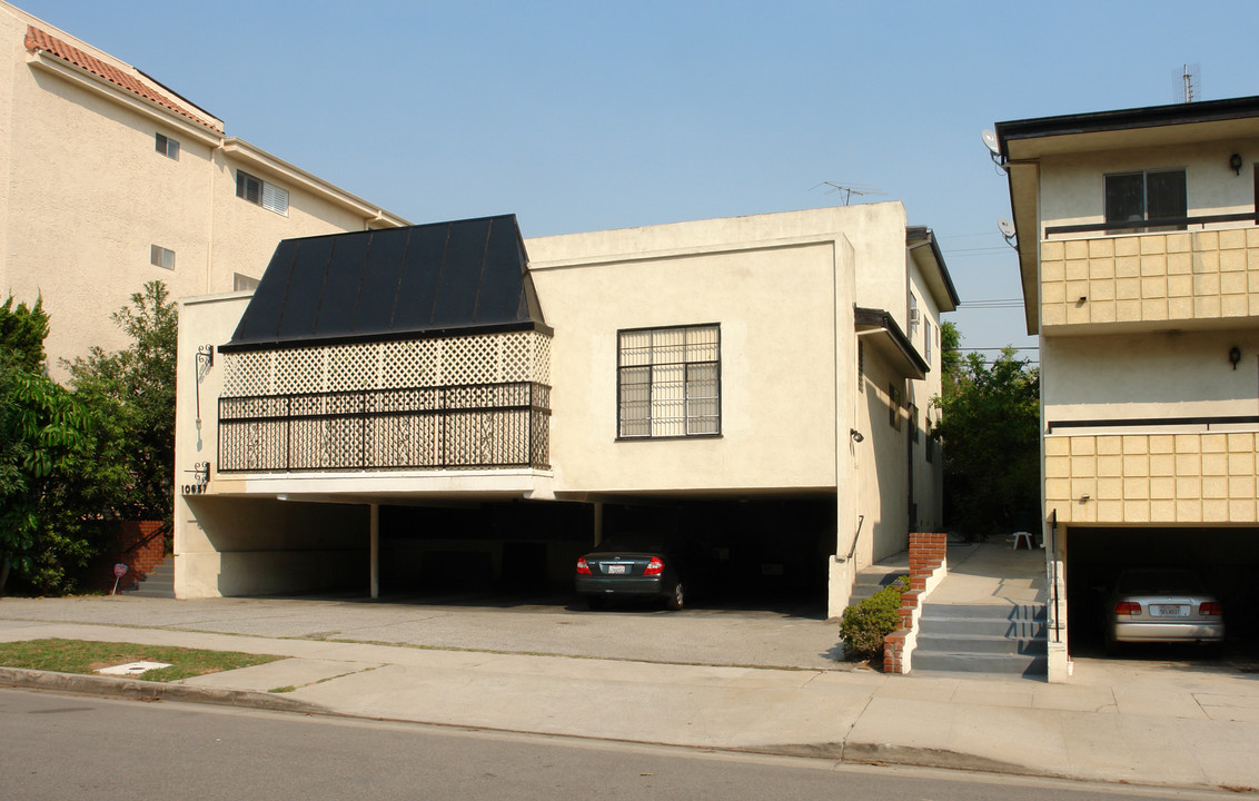 10657 Holman Ave in Los Angeles, CA - Building Photo