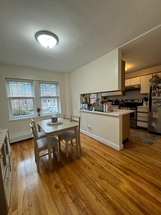 33 Hammond Pond Pky, Unit 2 in Chestnut Hill, MA - Building Photo