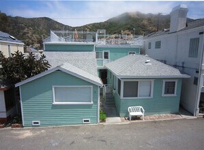 338 Eucalyptus Ave, Unit B in Avalon, CA - Building Photo - Building Photo