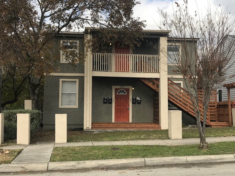 455 Eleanor Ave in San Antonio, TX - Foto de edificio