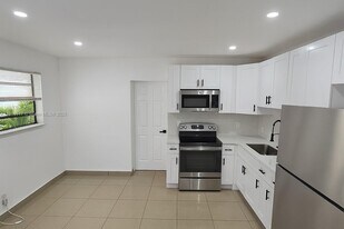 1046 Foster Rd in Hallandale Beach, FL - Building Photo