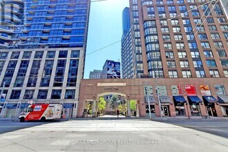 7-1807 Carlton St. in Toronto, ON - Building Photo - Building Photo