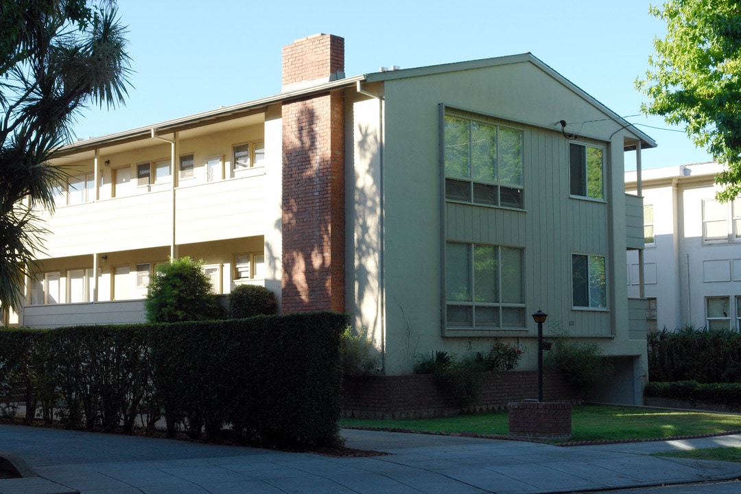 1211 Bellevue Ave in Burlingame, CA - Foto de edificio