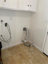 806 Bloomwood Rd in Los Angeles, CA - Foto de edificio - Building Photo