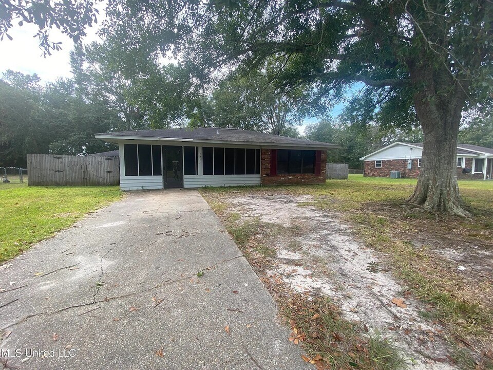 221 Alverado Dr in Long Beach, MS - Building Photo