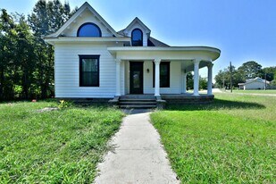101 10th St in Mena, AR - Building Photo