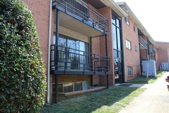 The Greenbrier Apartments in Lynchburg, VA - Foto de edificio - Building Photo