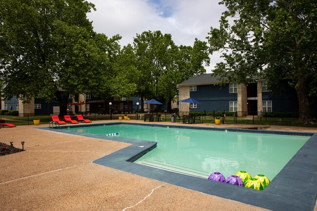 Charleston Apartments in Norman, OK - Building Photo - Building Photo