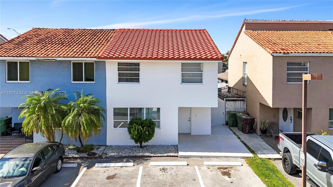 2412 W 54th Pl in Hialeah, FL - Building Photo