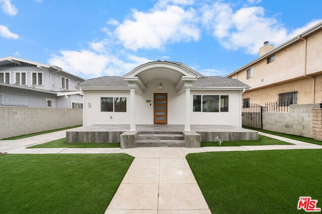 property at 1537 N Kingsley Dr