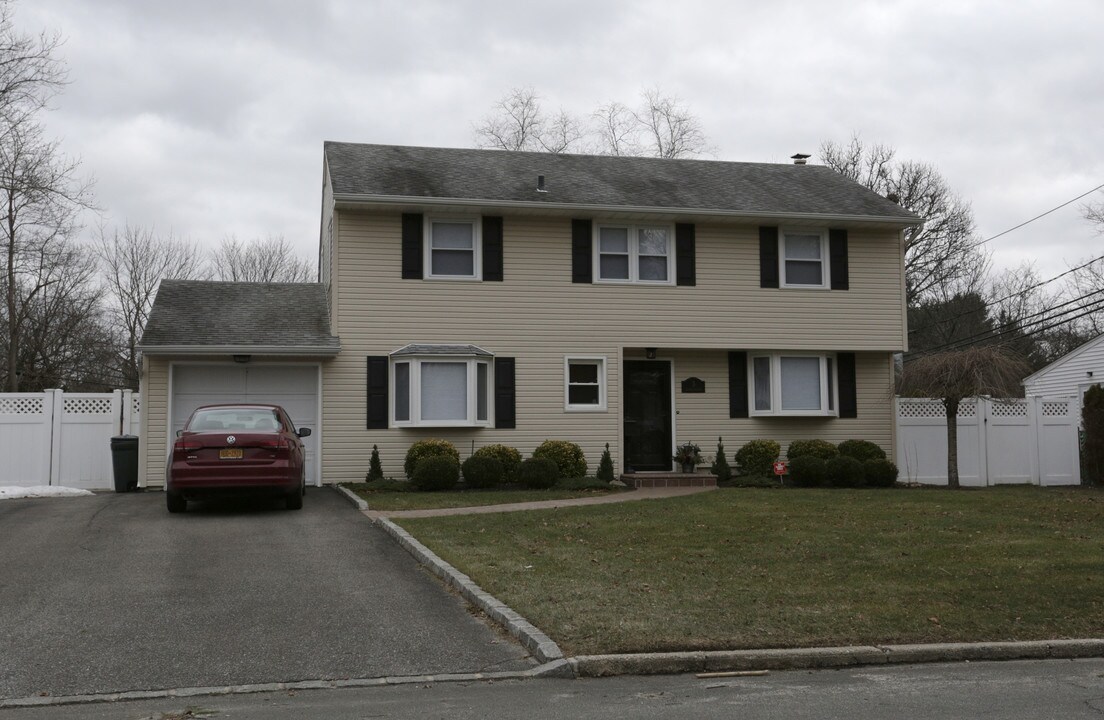 3 Windham Cres in Kings Park, NY - Building Photo