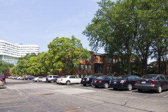 Center Court Gardens in Chicago, IL - Foto de edificio - Building Photo