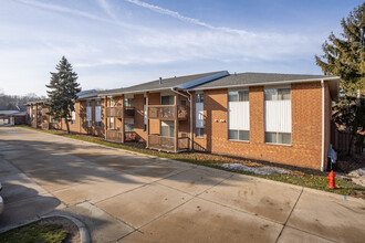 Foxmoor Apartments in Parma Heights, OH - Building Photo - Building Photo