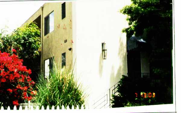 700 Huntley Dr in West Hollywood, CA - Building Photo