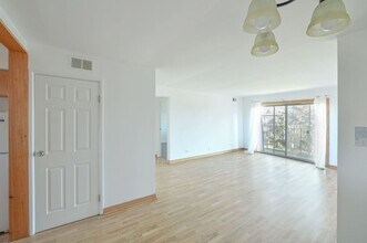 9457 Bay Colony Dr in Des Plaines, IL - Building Photo - Building Photo