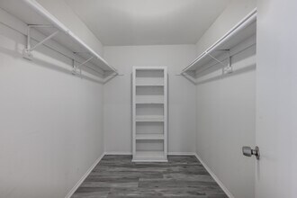 14607 Gilmore St in Van Nuys, CA - Building Photo - Interior Photo