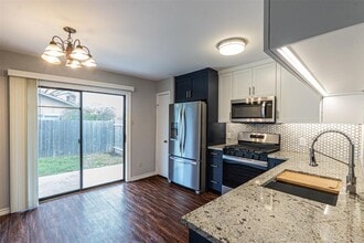304 W William Cannon Dr in Austin, TX - Foto de edificio - Building Photo
