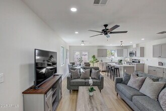 2551 E Broadway Rd in Phoenix, AZ - Building Photo - Building Photo