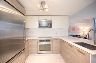 1300 Brickell Bay Dr, Unit 1601 in Miami, FL - Building Photo - Building Photo