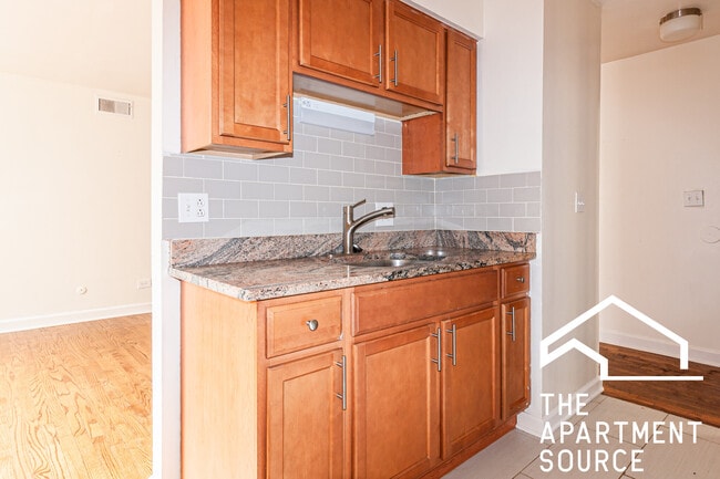 6011 N Winthrop Ave in Chicago, IL - Building Photo - Building Photo