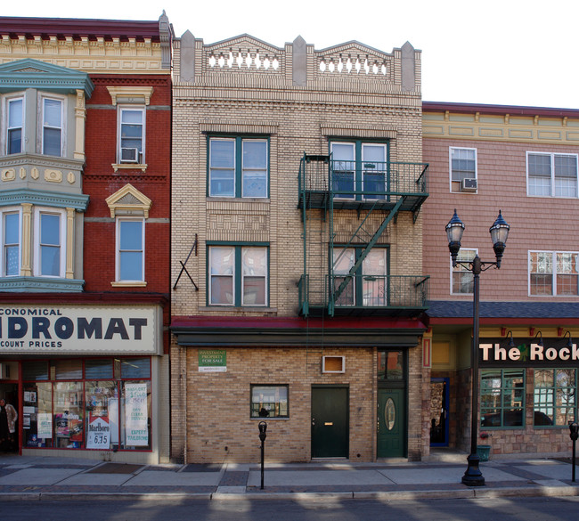 208 Broadway in Bayonne, NJ - Foto de edificio - Building Photo