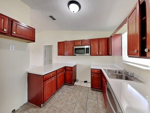 137 Rebecca Dr NE in Winter Haven, FL - Foto de edificio - Building Photo