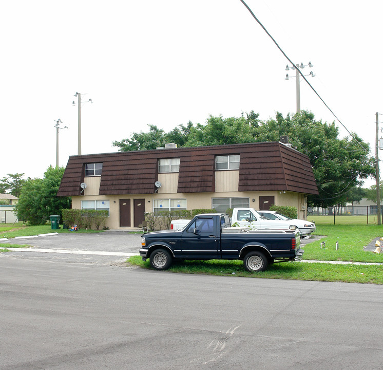 2010 NW 58th Ter in Fort Lauderdale, FL - Building Photo