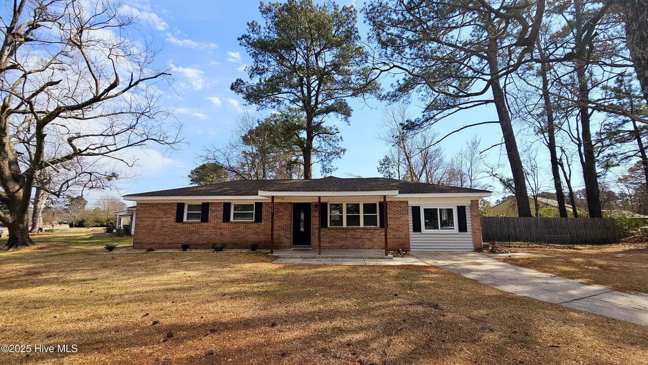 215 Shamrock Dr in Jacksonville, NC - Building Photo