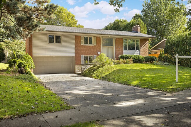 239 Walden Dr in Burlington, ON - Building Photo - Building Photo