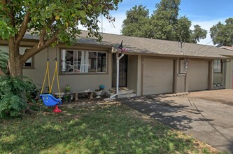 2872 Helen St in Redding, CA - Foto de edificio - Building Photo