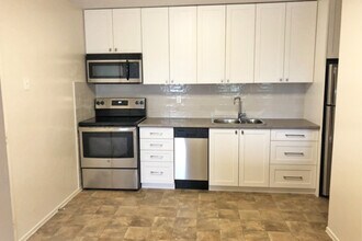 5062-5078 Dundas West in Toronto, ON - Building Photo - Building Photo