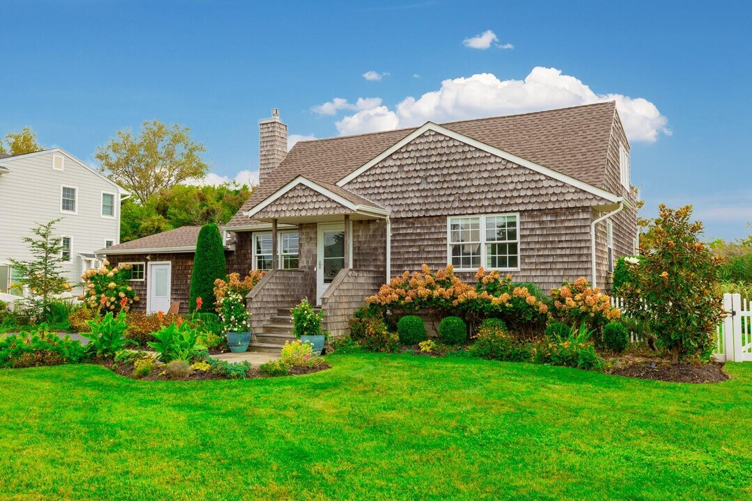 859 E Bay Dr in West Islip, NY - Foto de edificio