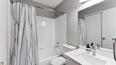 813 W N Loop Blvd in Austin, TX - Building Photo - Building Photo