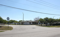 Crystal Lakes Manor in Pinellas Park, FL - Foto de edificio - Building Photo