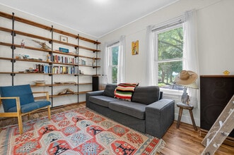 302 Van Deusen St, Unit #1 in Madison, WI - Foto de edificio - Building Photo