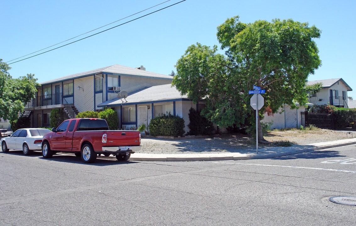 310-320 Mistletoe Ave in San Jacinto, CA - Foto de edificio