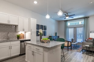 Icon at Yorktown in Houston, TX - Building Photo