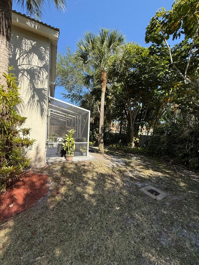 1011 Woodfield Rd in Greenacres, FL - Building Photo - Building Photo