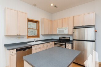 2714 N Wayne Ave, Unit 2 in Chicago, IL - Building Photo - Building Photo